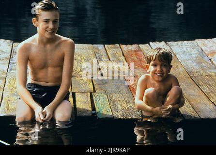 Joseph Mazzello & Ian Michael Smith Film Simon Birch (1998) Charaktere: Joe Wenteworth & Simon Birch Regie: Mark Steven Johnson 11. September 1998 **WARNUNG** dieses Foto ist nur für redaktionelle Zwecke bestimmt und unterliegt dem Copyright von BUENA VISTA und/oder dem Fotografen, der von der Film or Production Company zugewiesen wurde. Es kann nur durch Veröffentlichungen in Verbindung mit der Werbung für den oben genannten Film reproduziert werden. Es ist eine obligatorische Gutschrift für BUENA VISTA erforderlich. Der Fotograf sollte ebenfalls angerechnet werden, wenn er bekannt ist. Ohne schriftliche Genehmigung der Film Company kann keine kommerzielle Nutzung gewährt werden. Stockfoto