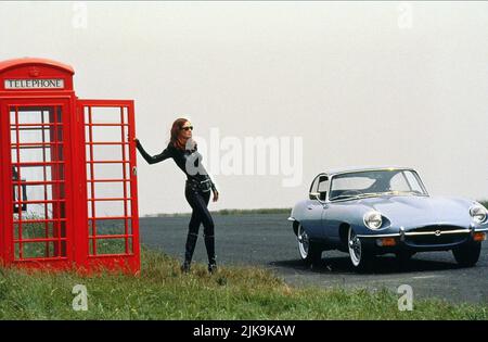UMA Thurman Film The Avengers (USA 1998) Charaktere: Emma Peel Regie: Jeremiah S. Chechik 13. August 1998 **WARNUNG** dieses Foto ist nur für redaktionelle Zwecke bestimmt und urheberrechtlich geschützt von WARNER BROS. Und/oder dem von der Film- oder Produktionsgesellschaft beauftragten Fotografen und dürfen nur durch Veröffentlichungen in Verbindung mit der Werbung für den oben genannten Film reproduziert werden. Eine obligatorische Gutschrift an WARNER BROS. Ist erforderlich. Der Fotograf sollte ebenfalls angerechnet werden, wenn er bekannt ist. Ohne schriftliche Genehmigung der Film Company kann keine kommerzielle Nutzung gewährt werden. Stockfoto