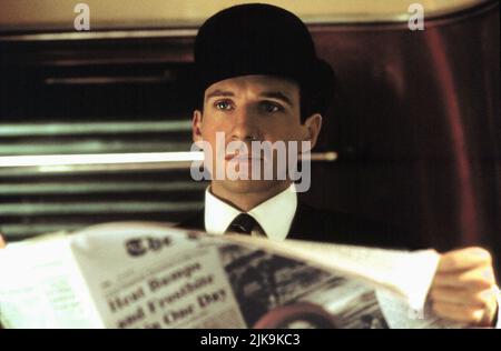 Ralph Fiennes Film The Avengers (USA 1998) Charaktere: John Steed Regie: Jeremiah S. Chechik 13. August 1998 **WARNUNG** dieses Foto ist nur für redaktionelle Zwecke bestimmt und ist urheberrechtlich geschützt von WARNER BROS. Und/oder dem von der Film- oder Produktionsgesellschaft beauftragten Fotografen und dürfen nur durch Veröffentlichungen in Verbindung mit der Werbung für den oben genannten Film reproduziert werden. Eine obligatorische Gutschrift an WARNER BROS. Ist erforderlich. Der Fotograf sollte ebenfalls angerechnet werden, wenn er bekannt ist. Ohne schriftliche Genehmigung der Film Company kann keine kommerzielle Nutzung gewährt werden. Stockfoto