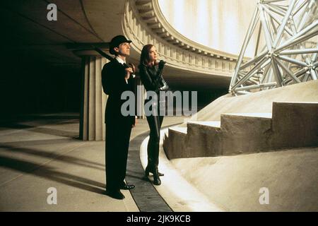 Ralph Fiennes & Uma Thurman Film The Avengers (USA 1998) Charaktere: John Steed & Emma Peel Regie: Jeremiah S. Chechik 13. August 1998 **WARNUNG** dieses Foto ist nur für redaktionelle Zwecke bestimmt und ist urheberrechtlich geschützt von WARNER BROS. Und/oder dem von der Film- oder Produktionsgesellschaft beauftragten Fotografen und dürfen nur durch Veröffentlichungen in Verbindung mit der Werbung für den oben genannten Film reproduziert werden. Eine obligatorische Gutschrift an WARNER BROS. Ist erforderlich. Der Fotograf sollte ebenfalls angerechnet werden, wenn er bekannt ist. Ohne schriftliche Genehmigung der Film Company kann keine kommerzielle Nutzung gewährt werden. Stockfoto