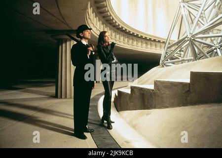 Ralph Fiennes & Uma Thurman Film: The Avengers (USA 1998) Charaktere: John Steed & Emma Peel Regie: Jeremiah S. Chechik 13. August 1998 **WARNUNG** Dieses Foto ist nur für redaktionelle Zwecke bestimmt und unterliegt dem Copyright von WARNER BROS. Und/oder des Fotografen, der von der Film- oder Produktionsfirma beauftragt wurde und nur durch Publikationen im Zusammenhang mit der Bewerbung des oben genannten Films reproduziert werden kann. Eine obligatorische Gutschrift an WARNER BROS. Ist erforderlich. Der Fotograf sollte auch bei Bekanntwerden des Fotos gutgeschrieben werden. Ohne schriftliche Genehmigung der Film Company kann keine kommerzielle Nutzung gewährt werden. Stockfoto