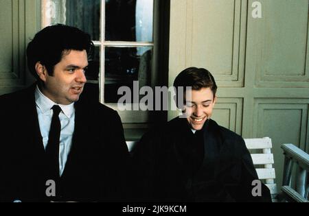 Oliver Platt & Joseph Mazzello Film Simon Birch (1998) Charaktere: Ben Goodrich & Joe Wenteworth Regie: Mark Steven Johnson 11. September 1998 **WARNUNG** dieses Foto ist nur für redaktionelle Zwecke bestimmt und unterliegt dem Copyright von BUENA VISTA und/oder dem Fotografen, der von der Film or Production Company zugewiesen wurde. Es kann nur durch Veröffentlichungen in Verbindung mit der Werbung für den oben genannten Film reproduziert werden. Es ist eine obligatorische Gutschrift für BUENA VISTA erforderlich. Der Fotograf sollte ebenfalls angerechnet werden, wenn er bekannt ist. Ohne schriftliche Genehmigung der Film Company kann keine kommerzielle Nutzung gewährt werden. Stockfoto