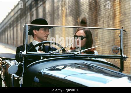 Ralph Fiennes & Uma Thurman Film The Avengers (USA 1998) Charaktere: John Steed & Emma Peel Regie: Jeremiah S. Chechik 13. August 1998 **WARNUNG** dieses Foto ist nur für redaktionelle Zwecke bestimmt und ist urheberrechtlich geschützt von WARNER BROS. Und/oder dem von der Film- oder Produktionsgesellschaft beauftragten Fotografen und dürfen nur durch Veröffentlichungen in Verbindung mit der Werbung für den oben genannten Film reproduziert werden. Eine obligatorische Gutschrift an WARNER BROS. Ist erforderlich. Der Fotograf sollte ebenfalls angerechnet werden, wenn er bekannt ist. Ohne schriftliche Genehmigung der Film Company kann keine kommerzielle Nutzung gewährt werden. Stockfoto