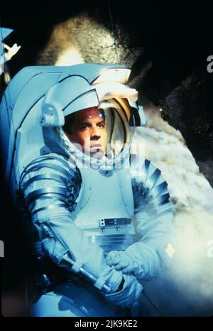 Jon Favreau Film: Deep Impact (1998) Charaktere: Dr. Gus Partenza Regie: Mimi Leder 07 May 1998 **WARNUNG** Dieses Foto ist nur für redaktionelle Zwecke bestimmt und unterliegt dem Copyright von DREAMWORKS und/oder des Fotografen, der von der Film- oder Produktionsfirma beauftragt wurde, und kann nur von Publikationen im Zusammenhang mit der Bewerbung des oben genannten Films reproduziert werden. Eine obligatorische Gutschrift an DREAMWORKS ist erforderlich. Der Fotograf sollte auch bei Bekanntwerden des Fotos gutgeschrieben werden. Ohne schriftliche Genehmigung der Film Company kann keine kommerzielle Nutzung gewährt werden. Stockfoto