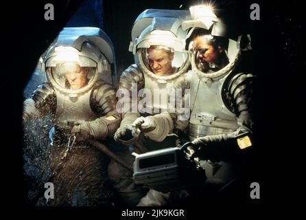 Jon Favreau, Aleksandr Baluyev & Blair Underwood Film: Deep Impact (1998) Charaktere: Dr. Gus Partenza,Col. Mikhail Tulchinsky & Mark Simon Director: Mimi Leder 07 May 1998 **WARNUNG** Dieses Foto ist nur für redaktionelle Zwecke bestimmt und unterliegt dem Copyright von DREAMWORKS und/oder des Fotografen, der von der Film- oder Produktionsfirma beauftragt wurde, und kann nur von Publikationen im Zusammenhang mit der Bewerbung des oben genannten Films reproduziert werden. Eine obligatorische Gutschrift an DREAMWORKS ist erforderlich. Der Fotograf sollte auch bei Bekanntwerden des Fotos gutgeschrieben werden. Ohne schriftliche Genehmigung des Films kann keine kommerzielle Nutzung gewährt werden Stockfoto