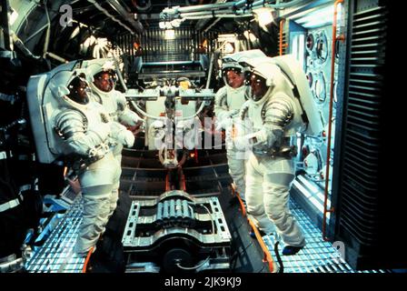 Blair Underwood, Ron Eldard, Jon Favreau Film: Deep Impact (1998) Charaktere: Mark Simon,Dr. Oren Monash, Dr. Gus Partenza Regie: Mimi Leder 07 May 1998 **WARNUNG** Dieses Foto ist nur für redaktionelle Verwendung bestimmt und unterliegt dem Copyright von DREAMWORKS und/oder des Fotografen, der von der Film- oder Produktionsfirma beauftragt wurde und kann nur durch Publikationen im Zusammenhang mit der Bewerbung des oben genannten Films reproduziert werden. Eine obligatorische Gutschrift an DREAMWORKS ist erforderlich. Der Fotograf sollte auch bei Bekanntwerden des Fotos gutgeschrieben werden. Ohne schriftliche Genehmigung der Film Company kann keine kommerzielle Nutzung gewährt werden. Stockfoto