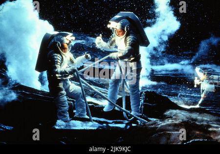 Aleksandr Baluyev, Jon Favreau Film: Deep Impact (1998) Charaktere: Col. Mikhail Tulchinsky,Dr. Gus Partenza Regie: Mimi Leder 07 May 1998 **WARNUNG** Dieses Foto ist nur für redaktionelle Verwendung bestimmt und unterliegt dem Copyright von DREAMWORKS und/oder des Fotografen, der von der Film- oder Produktionsfirma beauftragt wurde und kann nur durch Publikationen im Zusammenhang mit der Bewerbung des oben genannten Films reproduziert werden. Eine obligatorische Gutschrift an DREAMWORKS ist erforderlich. Der Fotograf sollte auch bei Bekanntwerden des Fotos gutgeschrieben werden. Ohne schriftliche Genehmigung der Film Company kann keine kommerzielle Nutzung gewährt werden. Stockfoto