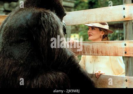 Rene Russo & Gorilla Film: Buddy (1997) Charaktere: Mrs. Gertrude 'Trudy' Lintz & Regie: Caroline Thompson 06 June 1997 **WARNUNG** Dieses Foto ist nur für redaktionelle Zwecke bestimmt und unterliegt dem Copyright von COLUMBIA und/oder dem Fotografen, der von der Film- oder Produktionsfirma beauftragt wurde und darf nur von Publikationen im Zusammenhang mit der Bewerbung des oben genannten Films reproduziert werden. Eine obligatorische Gutschrift an COLUMBIA ist erforderlich. Der Fotograf sollte auch bei Bekanntwerden des Fotos gutgeschrieben werden. Ohne schriftliche Genehmigung der Film Company kann keine kommerzielle Nutzung gewährt werden. Stockfoto