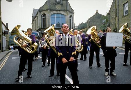 Pete Postlethwaite Film: Brassed Off (1996) Charaktere: Danny Regie: Mark Herman 01. November 1996 **WARNUNG** Dieses Foto ist nur für redaktionelle Verwendung bestimmt und unterliegt dem Copyright von CHANNEL FOUR und/oder dem von der Film- oder Produktionsgesellschaft beauftragten Fotografen und kann nur von Publikationen im Zusammenhang mit der Bewerbung des oben genannten Films reproduziert werden. Eine obligatorische Gutschrift für KANAL 4 ist erforderlich. Der Fotograf sollte auch bei Bekanntwerden des Fotos gutgeschrieben werden. Ohne schriftliche Genehmigung der Film Company kann keine kommerzielle Nutzung gewährt werden. Stockfoto