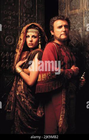 Elizabeth Hurley & Dennis Hopper Film: Samson and Delilah (TV-Film) Charaktere: Delilah, Generale Tariq USA/IT/De 1996, Regie: Nicolas Roeg 08 December 1996 **WARNUNG** Dieses Foto ist nur für redaktionelle Zwecke bestimmt und unterliegt dem Copyright von BETA FILMTURNER BILDERN und/oder dem Fotografen, der von der Film- oder Produktionsfirma beauftragt wurde und darf nur durch Publikationen im Zusammenhang mit der Bewerbung des oben genannten Films reproduziert werden. Eine obligatorische Gutschrift für DIE BETAVERSION von FILMTURNER-BILDERN ist erforderlich. Der Fotograf sollte auch bei Bekanntwerden des Fotos gutgeschrieben werden. Ohne schriftliche Genehmigung kann keine kommerzielle Nutzung gewährt werden Stockfoto