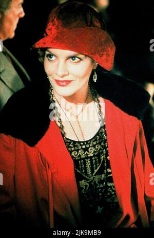 Rene Russo Film: Buddy (1997) Charaktere: Mrs. Gertrude 'Trudy' Lintz Regie: Caroline Thompson 06 June 1997 **WARNUNG** Dieses Foto ist nur für redaktionelle Zwecke bestimmt und unterliegt dem Copyright von COLUMBIA und/oder dem Fotografen, der von der Film- oder Produktionsfirma beauftragt wurde und darf nur von Publikationen im Zusammenhang mit der Bewerbung des oben genannten Films reproduziert werden. Eine obligatorische Gutschrift an COLUMBIA ist erforderlich. Der Fotograf sollte auch bei Bekanntwerden des Fotos gutgeschrieben werden. Ohne schriftliche Genehmigung der Film Company kann keine kommerzielle Nutzung gewährt werden. Stockfoto