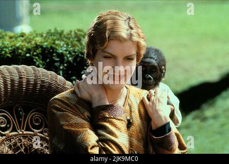 Rene Russo & Baby Gorilla Film: Buddy (1997) Charaktere: Mrs. Gertrude 'Trudy' Lintz & Regie: Caroline Thompson 06 June 1997 **WARNUNG** Dieses Foto ist nur für redaktionelle Zwecke bestimmt und unterliegt dem Copyright von COLUMBIA und/oder dem Fotografen, der von der Film- oder Produktionsfirma beauftragt wurde und darf nur von Publikationen im Zusammenhang mit der Bewerbung des oben genannten Films reproduziert werden. Eine obligatorische Gutschrift an COLUMBIA ist erforderlich. Der Fotograf sollte auch bei Bekanntwerden des Fotos gutgeschrieben werden. Ohne schriftliche Genehmigung der Film Company kann keine kommerzielle Nutzung gewährt werden. Stockfoto