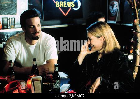 Ben Affleck & Joey Lauren Adams Film: Chasing Amy (USA 1997) Charaktere: Holden McNeil,Alyssa Jones Regie: Kevin Smith 23 January 1997 **WARNUNG** Dieses Foto ist nur für redaktionelle Verwendung bestimmt und unterliegt dem Copyright von VIEW SCHRÄG PRODUZIERTEN PRODUKTIONEN und/oder dem Fotografen, der von der Film oder Production Company beauftragt wurde und kann nur von Publikationen im Zusammenhang mit der Bewerbung des oben genannten Films reproduziert werden. Für DIE ANZEIGE SCHIEF GEZEIGLICHER PRODUKTIONEN ist eine obligatorische Gutschrift erforderlich. Der Fotograf sollte auch bei Bekanntwerden des Fotos gutgeschrieben werden. Ohne schriftliche Genehmigung der Film Company kann keine kommerzielle Nutzung gewährt werden. Stockfoto