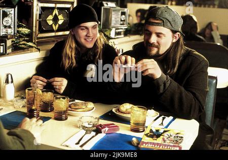 Jason Mewes & Kevin Smith Film: Chasing Amy (USA 1997) Charaktere: Jay & Silent Bob Regie: Kevin Smith 23 January 1997 **WARNUNG** Dieses Foto ist nur für redaktionelle Verwendung bestimmt und unterliegt dem Copyright von VIEW SCHRÄG PRODUZIERTEN PRODUKTIONEN und/oder dem Fotografen, der von der Film oder Production Company beauftragt wurde und kann nur von Publikationen im Zusammenhang mit der Bewerbung des oben genannten Films reproduziert werden. Für DIE ANZEIGE SCHIEF GEZEIGLICHER PRODUKTIONEN ist eine obligatorische Gutschrift erforderlich. Der Fotograf sollte auch bei Bekanntwerden des Fotos gutgeschrieben werden. Ohne schriftliche Genehmigung der Film Company kann keine kommerzielle Nutzung gewährt werden. Stockfoto