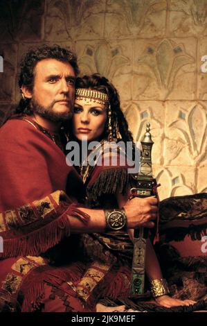 Dennis Hopper & Elizabeth Hurley Film: Samson and Delilah (TV-Film) Charaktere: Generale Tariq, Delilah USA/IT/De 1996, Regie: Nicolas Roeg 08 December 1996 **WARNUNG** Dieses Foto ist nur für redaktionelle Zwecke bestimmt und unterliegt dem Copyright von BETA FILMTURNER BILDERN und/oder dem Fotografen, der von der Film- oder Produktionsfirma beauftragt wurde und darf nur durch Publikationen im Zusammenhang mit der Bewerbung des oben genannten Films reproduziert werden. Eine obligatorische Gutschrift für DIE BETAVERSION von FILMTURNER-BILDERN ist erforderlich. Der Fotograf sollte auch bei Bekanntwerden des Fotos gutgeschrieben werden. Ohne schriftliche Genehmigung kann keine kommerzielle Nutzung gewährt werden Stockfoto