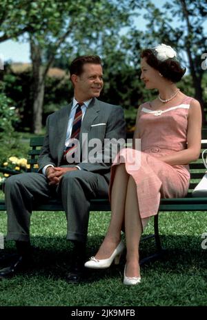 William H. Macy & Joan Allen Film: Pleasantville (1998) Charaktere: George Parker & Betty Parker Regie: Gary Ross 17 September 1998 **WARNUNG** Dieses Foto ist nur für redaktionelle Zwecke bestimmt und unterliegt dem Copyright der NEUEN LINIE und/oder des Fotografen, der von der Film- oder Produktionsfirma beauftragt wurde und darf nur von Publikationen im Zusammenhang mit der Bewerbung des oben genannten Films reproduziert werden. Eine obligatorische Gutschrift für NEUE POSITION ist erforderlich. Der Fotograf sollte auch bei Bekanntwerden des Fotos gutgeschrieben werden. Ohne schriftliche Genehmigung der Film Company kann keine kommerzielle Nutzung gewährt werden. Stockfoto