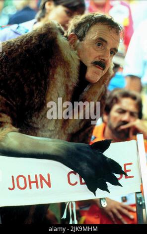 John Cleese Film Fierce Creatures (USA/UK 1997) Charaktere: Rollo Lee Regie: Fred Schepisi & Robert Young 23. Januar 1997 **WARNUNG** dieses Foto ist nur für redaktionelle Zwecke bestimmt und unterliegt dem Urheberrecht von UNIVERSAL PICTURES und/oder dem Fotografen, der von der Film- oder Produktionsgesellschaft beauftragt wurde. Es kann nur durch Veröffentlichungen in Verbindung mit der Werbung für den oben genannten Film reproduziert werden. Eine obligatorische Gutschrift für UNIVERSELLE BILDER ist erforderlich. Der Fotograf sollte ebenfalls angerechnet werden, wenn er bekannt ist. Ohne schriftliche Genehmigung der Film Company kann keine kommerzielle Nutzung gewährt werden. Stockfoto