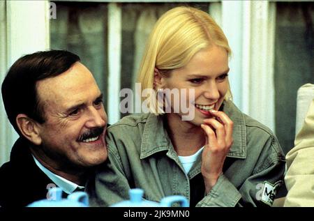 John Cleese & Cynthia Cleese Film: Fierce Creatures (USA/UK 1997) Charaktere: Rollo Lee & Pip Small Mammals Regie: Fred Schepisi & Robert Young 23 January 1997 **WARNUNG** Dieses Foto ist nur für den redaktionellen Gebrauch bestimmt und unterliegt dem Copyright von UNIVERSAL-BILDERN und/oder dem Fotografen, der von der Film- oder Produktionsfirma beauftragt wurde und darf nur durch Publikationen im Zusammenhang mit der Bewerbung des oben genannten Films reproduziert werden. Eine obligatorische Gutschrift für UNIVERSELLE BILDER ist erforderlich. Der Fotograf sollte auch bei Bekanntwerden des Fotos gutgeschrieben werden. Eine kommerzielle Nutzung kann ohne schriftliche Genehmigung des nicht gewährt werden Stockfoto