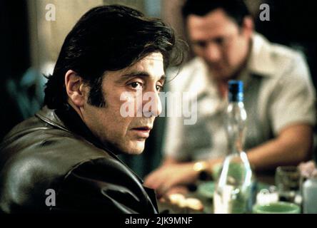 Al Pacino Film: Donnie Brasco (1997) Charaktere: Benjamin 'Lefty' Ruggiero Regie: Mike Newell 28 February 1997 **WARNUNG** Dieses Foto ist nur für redaktionelle Zwecke bestimmt und unterliegt dem Copyright von TRISTAR und/oder dem von der Film- oder Produktionsfirma beauftragten Fotografen und kann nur von Publikationen im Zusammenhang mit der Bewerbung des oben genannten Films reproduziert werden. Eine obligatorische Gutschrift an TRISTAR ist erforderlich. Der Fotograf sollte auch bei Bekanntwerden des Fotos gutgeschrieben werden. Ohne schriftliche Genehmigung der Film Company kann keine kommerzielle Nutzung gewährt werden. Stockfoto