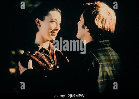 Molly Parker & Peter Outerbridge Film: Kissed (1996) Charaktere: Sandra Larson & Matt Regie: Lynne Stopkewich 07. September 1996 **WARNUNG** Dieses Foto ist nur für den redaktionellen Gebrauch bestimmt und unterliegt dem Copyright von GOLDWYN und/oder dem Fotografen, der von der Film- oder Produktionsfirma beauftragt wurde und kann nur durch Publikationen im Zusammenhang mit der Bewerbung des oben genannten Films reproduziert werden. Eine obligatorische Gutschrift an GOLDWYN ist erforderlich. Der Fotograf sollte auch bei Bekanntwerden des Fotos gutgeschrieben werden. Ohne schriftliche Genehmigung der Film Company kann keine kommerzielle Nutzung gewährt werden. Stockfoto