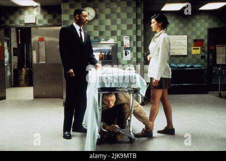 Will Smith, Vincent D'Onofrio & Linda Fiorentino Film: Men in Black (USA 1997) Charaktere: James Edwards,Edgar,Dr. Laurel Weaver Director: Barry Sonnenfeld 02 July 1997 **WARNUNG** Dieses Foto ist nur für den redaktionellen Gebrauch bestimmt und unterliegt dem Copyright von COLUMBIA PICTURES und/oder des Fotografen, der von der Film- oder Produktionsfirma beauftragt wurde und darf nur durch Publikationen im Zusammenhang mit der Bewerbung des oben genannten Films reproduziert werden. Eine obligatorische Gutschrift für COLUMBIA PICTURES ist erforderlich. Der Fotograf sollte auch bei Bekanntwerden des Fotos gutgeschrieben werden. Eine kommerzielle Nutzung kann ohne schriftliche Genehmigung von nicht gewährt werden Stockfoto