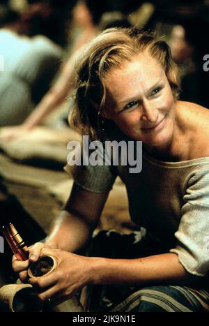 Glenn Close Film: Paradise Road (1997) Charaktere: Adrienne Pargiter Regie: Bruce Beresford 11 April 1997 **WARNUNG** Dieses Foto ist nur für redaktionelle Zwecke bestimmt und unterliegt dem Copyright von 20 CENTURY FOX und/oder des Fotografen, die von der Film- oder Produktionsfirma beauftragt wurden.Es kann nur durch Publikationen im Zusammenhang mit der Bewerbung des oben genannten Films reproduziert werden. Eine obligatorische Gutschrift an 20 CENTURY FOX ist erforderlich. Der Fotograf sollte auch bei Bekanntwerden des Fotos gutgeschrieben werden. Ohne schriftliche Genehmigung der Film Company kann keine kommerzielle Nutzung gewährt werden. Stockfoto