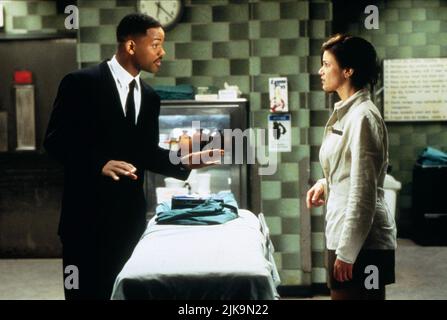 Will Smith & Linda Fiorentino Film: Men in Black (USA 1997) Charaktere: James Edwards & Dr. Laurel Weaver Regie: Barry Sonnenfeld 02 July 1997 **WARNUNG** Dieses Foto ist nur für redaktionelle Verwendung bestimmt und unterliegt dem Copyright von COLUMBIA PICTURES und/oder des Fotografen, der von der Film- oder Produktionsfirma beauftragt wurde und darf nur von Publikationen im Zusammenhang mit der Bewerbung des oben genannten Films reproduziert werden. Eine obligatorische Gutschrift für COLUMBIA PICTURES ist erforderlich. Der Fotograf sollte auch bei Bekanntwerden des Fotos gutgeschrieben werden. Ohne schriftliche Genehmigung der Film Company kann keine kommerzielle Nutzung gewährt werden. Stockfoto