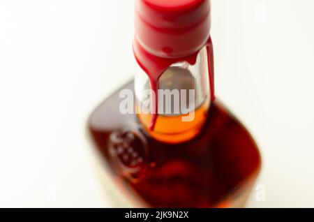 LONDON, VEREINIGTES KÖNIGREICH - 24. JULI 2022 das Original Maker's Mark in einer charakteristischen quadratischen Flasche, die mit rotem Wachs, einem berühmten amerikanischen Whisky, versiegelt ist Stockfoto