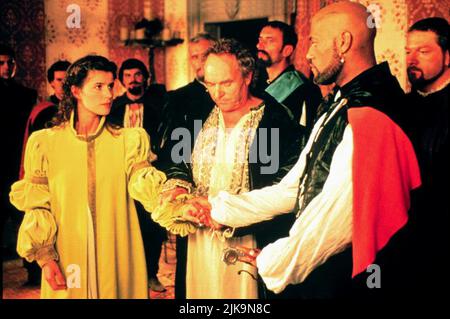 Irene Jacob, Laurence Fishburne Film: Othello (1995) Charaktere: Desdemona,Othello Regie: Oliver Parker 15. Dezember 1995 **WARNUNG** Dieses Foto ist nur für redaktionelle Zwecke bestimmt und unterliegt dem Copyright der Film Company und/oder des Fotografen, der von der Film- oder Produktionsfirma beauftragt wurde.Es kann nur von Publikationen im Zusammenhang mit der Bewerbung des oben genannten Films reproduziert werden. Eine obligatorische Gutschrift an die Filmgesellschaft ist erforderlich. Der Fotograf sollte auch bei Bekanntwerden des Fotos gutgeschrieben werden. Ohne schriftliche Genehmigung der Film Company kann keine kommerzielle Nutzung gewährt werden. Stockfoto