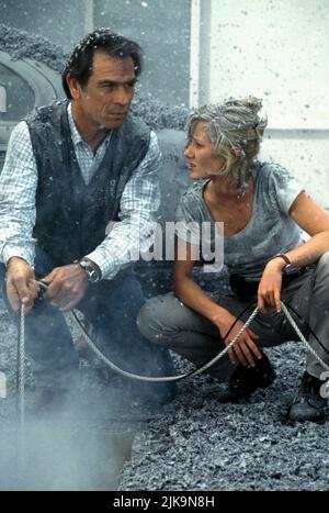 Tommy Lee Jones & Anne Heche Film: Volcano (USA 1997) Charaktere: Mike Roark & Dr. Amy Barnes Regie: Mick Jackson 25. April 1997 **WARNUNG** Dieses Foto ist nur für redaktionelle Verwendung bestimmt und unterliegt dem Copyright von 20. CENTURY FOX und/oder des Fotografen, der von der Film- oder Produktionsfirma beauftragt wurde, und kann nur von Publikationen im Zusammenhang mit der Bewerbung des oben genannten Films reproduziert werden. Eine obligatorische Gutschrift an 20. CENTURY FOX ist erforderlich. Der Fotograf sollte auch bei Bekanntwerden des Fotos gutgeschrieben werden. Ohne schriftliche Genehmigung der Film Company kann keine kommerzielle Nutzung gewährt werden. Stockfoto