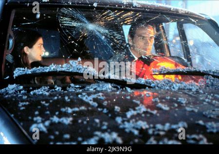 Gaby Hoffmann & Tommy Lee Jones Film: Volcano (USA 1997) Charaktere: Kelly Roark, Mike Roark Regie: Mick Jackson 25. April 1997 **WARNUNG** Dieses Foto ist nur für redaktionelle Verwendung bestimmt und unterliegt dem Copyright von 20. CENTURY FOX und/oder des Fotografen, der von der Film- oder Produktionsfirma beauftragt wurde, und kann nur von Publikationen im Zusammenhang mit der Bewerbung des oben genannten Films reproduziert werden. Eine obligatorische Gutschrift an 20. CENTURY FOX ist erforderlich. Der Fotograf sollte auch bei Bekanntwerden des Fotos gutgeschrieben werden. Ohne schriftliche Genehmigung der Film Company kann keine kommerzielle Nutzung gewährt werden. Stockfoto