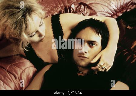 Geraldine O'Rawe & Stuart Townsend Film: Resurrection man (1998) Charaktere: Heather Graham & Victor Kelly Regie: Marc Evans 13 February 1998 **WARNUNG** Dieses Foto ist nur für redaktionelle Zwecke bestimmt und unterliegt dem Copyright von REVOLUTION und/oder dem von der Film- oder Produktionsgesellschaft beauftragten Fotografen.Es kann nur von Publikationen im Zusammenhang mit der Bewerbung des oben genannten Films reproduziert werden. Eine obligatorische Gutschrift für REVOLUTION ist erforderlich. Der Fotograf sollte auch bei Bekanntwerden des Fotos gutgeschrieben werden. Ohne schriftliche Genehmigung der Film Company kann keine kommerzielle Nutzung gewährt werden. Stockfoto