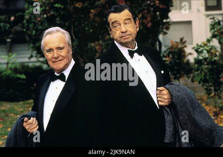 Jack Lemmon & Walter Matthau Film: Grumpier Old Men (USA 1995) Charaktere: John Gustafson & Max Goldman Regie: Howard Deutch 22 December 1995 **WARNUNG** Dieses Foto ist nur für redaktionelle Zwecke bestimmt und unterliegt dem Copyright von WARNER BROS. Und/oder des Fotografen, der von der Film- oder Produktionsfirma beauftragt wurde und nur durch Publikationen im Zusammenhang mit der Bewerbung des oben genannten Films reproduziert werden kann. Eine obligatorische Gutschrift an WARNER BROS. Ist erforderlich. Der Fotograf sollte auch bei Bekanntwerden des Fotos gutgeschrieben werden. Ohne schriftliche Genehmigung der Film Company kann keine kommerzielle Nutzung gewährt werden. Stockfoto