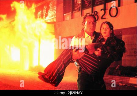 Tommy Lee Jones & Gaby Hoffmann Film: Volcano (USA 1997) Charaktere: Mike Roark, Kelly Roark Regie: Mick Jackson 25. April 1997 **WARNUNG** Dieses Foto ist nur für redaktionelle Verwendung bestimmt und unterliegt dem Copyright von 20. CENTURY FOX und/oder des Fotografen, der von der Film- oder Produktionsfirma beauftragt wurde, und kann nur von Publikationen im Zusammenhang mit der Bewerbung des oben genannten Films reproduziert werden. Eine obligatorische Gutschrift an 20. CENTURY FOX ist erforderlich. Der Fotograf sollte auch bei Bekanntwerden des Fotos gutgeschrieben werden. Ohne schriftliche Genehmigung der Film Company kann keine kommerzielle Nutzung gewährt werden. Stockfoto