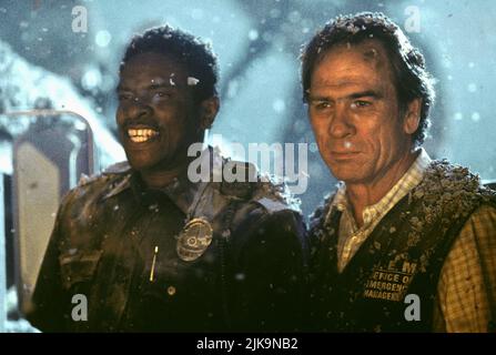 Keith David & Tommy Lee Jones Film: Volcano (USA 1997) Charaktere: Polizeileutnant Ed Fox & Mike Roark Regie: Mick Jackson 25. April 1997 **WARNUNG** Dieses Foto ist nur für redaktionelle Verwendung bestimmt und unterliegt dem Copyright von 20. CENTURY FOX und/oder des Fotografen, der von der Film- oder Produktionsfirma beauftragt wurde, und kann nur von Publikationen im Zusammenhang mit der Bewerbung des oben genannten Films reproduziert werden. Eine obligatorische Gutschrift an 20. CENTURY FOX ist erforderlich. Der Fotograf sollte auch bei Bekanntwerden des Fotos gutgeschrieben werden. Ohne schriftliche Genehmigung der Film Company kann keine kommerzielle Nutzung gewährt werden. Stockfoto