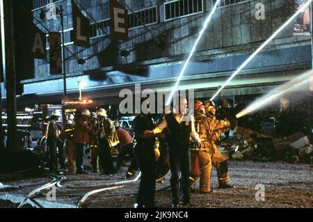 Keith David & Tommy Lee Jones Film: Volcano (USA 1997) Charaktere: Polizeileutnant Ed Fox & Mike Roark Regie: Mick Jackson 25. April 1997 **WARNUNG** Dieses Foto ist nur für redaktionelle Verwendung bestimmt und unterliegt dem Copyright von 20. CENTURY FOX und/oder des Fotografen, der von der Film- oder Produktionsfirma beauftragt wurde, und kann nur von Publikationen im Zusammenhang mit der Bewerbung des oben genannten Films reproduziert werden. Eine obligatorische Gutschrift an 20. CENTURY FOX ist erforderlich. Der Fotograf sollte auch bei Bekanntwerden des Fotos gutgeschrieben werden. Ohne schriftliche Genehmigung der Film Company kann keine kommerzielle Nutzung gewährt werden. Stockfoto