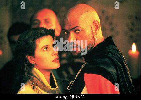 Irene Jacob, Laurence Fishburne Film: Othello (1995) Charaktere: Desdemona,Othello Regie: Oliver Parker 15. Dezember 1995 **WARNUNG** Dieses Foto ist nur für redaktionelle Zwecke bestimmt und unterliegt dem Copyright der Film Company und/oder des Fotografen, der von der Film- oder Produktionsfirma beauftragt wurde.Es kann nur von Publikationen im Zusammenhang mit der Bewerbung des oben genannten Films reproduziert werden. Eine obligatorische Gutschrift an die Filmgesellschaft ist erforderlich. Der Fotograf sollte auch bei Bekanntwerden des Fotos gutgeschrieben werden. Ohne schriftliche Genehmigung der Film Company kann keine kommerzielle Nutzung gewährt werden. Stockfoto