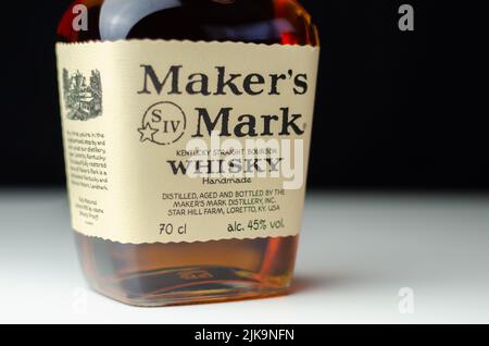 LONDON, VEREINIGTES KÖNIGREICH - 24. JULI 2022 das Original Maker's Mark in einer charakteristischen quadratischen Flasche, die mit rotem Wachs, einem berühmten amerikanischen Whisky, versiegelt ist Stockfoto