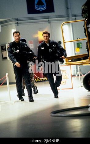 John Travolta & Christian Slater Film: Broken Arrow (USA 1996) Charaktere: Maj. Vic 'Deak' Deakins,Capt. Riley Hale Regisseur: John Woo 09 February 1996 **WARNUNG** Dieses Foto ist nur für redaktionelle Verwendung bestimmt und unterliegt dem Copyright von 20. CENTURY FOX und/oder des Fotografen, der von der Film- oder Produktionsfirma beauftragt wurde und kann nur durch Publikationen im Zusammenhang mit der Bewerbung des oben genannten Films reproduziert werden. Eine obligatorische Gutschrift an 20. CENTURY FOX ist erforderlich. Der Fotograf sollte auch bei Bekanntwerden des Fotos gutgeschrieben werden. Ohne schriftliche Genehmigung der Film Company kann keine kommerzielle Nutzung gewährt werden. Stockfoto