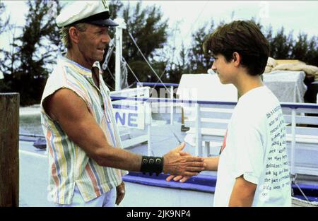 Paul Hogan & Elijah Wood Film: Flipper (USA 1996) Charaktere: Porter Ricks & Sandy Ricks Regie: Alan Shapiro 17 May 1996 **WARNUNG** Dieses Foto ist nur für den redaktionellen Gebrauch bestimmt und unterliegt dem Copyright von UNIVERSAL und/oder dem Fotografen, der von der Film- oder Produktionsfirma beauftragt wurde und darf nur von Publikationen im Zusammenhang mit der Bewerbung des oben genannten Films reproduziert werden. Eine obligatorische Gutschrift an UNIVERSAL ist erforderlich. Der Fotograf sollte auch bei Bekanntwerden des Fotos gutgeschrieben werden. Ohne schriftliche Genehmigung der Film Company kann keine kommerzielle Nutzung gewährt werden. Stockfoto