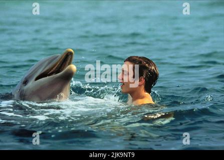 Elijah Wood & Dolphin Film: Flipper (USA 1996) Figuren: Sandy Ricks & Regie: Alan Shapiro 17 May 1996 **WARNUNG** Dieses Foto ist nur für den redaktionellen Gebrauch bestimmt und unterliegt dem Copyright von UNIVERSAL und/oder dem Fotografen, der von der Film- oder Produktionsfirma beauftragt wurde und darf nur von Publikationen im Zusammenhang mit der Bewerbung des oben genannten Films reproduziert werden. Eine obligatorische Gutschrift an UNIVERSAL ist erforderlich. Der Fotograf sollte auch bei Bekanntwerden des Fotos gutgeschrieben werden. Ohne schriftliche Genehmigung der Film Company kann keine kommerzielle Nutzung gewährt werden. Stockfoto