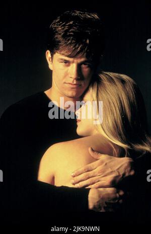 Mark Wahlberg & Reese Witherspoon Film: Fear (1996) Charaktere: David McCall & Nicole Walker 01 June 1996 **WARNUNG** Dieses Foto ist nur für den redaktionellen Gebrauch bestimmt und unterliegt dem Copyright von UNIVERSAL und/oder des Fotografen, der von der Film- oder Produktionsfirma beauftragt wurde und darf nur von Publikationen im Zusammenhang mit der Bewerbung des oben genannten Films reproduziert werden. Eine obligatorische Gutschrift an UNIVERSAL ist erforderlich. Der Fotograf sollte auch bei Bekanntwerden des Fotos gutgeschrieben werden. Ohne schriftliche Genehmigung der Film Company kann keine kommerzielle Nutzung gewährt werden. Stockfoto