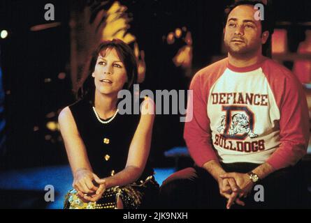 Jamie Lee Curtis, Kevin Pollak Film House Arrest (USA 1996) Charaktere: Janet Beindorf, Ned Beindorf Regie: Harry Winer 27. November 1996 **WARNUNG** dieses Foto ist nur für redaktionelle Zwecke bestimmt und unterliegt dem Urheberrecht von MGM und/oder dem Fotografen, der von der Film- oder Produktionsgesellschaft zugewiesen wurde, und kann nur durch Veröffentlichungen in Verbindung mit der Werbung für den oben genannten Film reproduziert werden. Eine obligatorische Gutschrift an MGM ist erforderlich. Der Fotograf sollte ebenfalls angerechnet werden, wenn er bekannt ist. Ohne schriftliche Genehmigung der Film Company kann keine kommerzielle Nutzung gewährt werden. Stockfoto