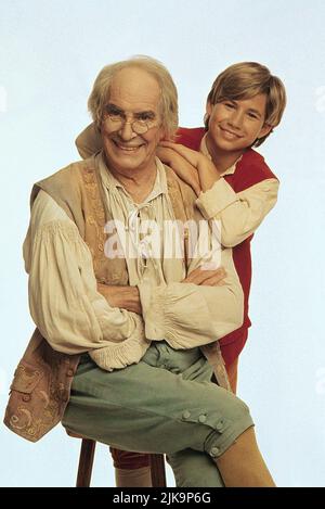 Martin Landau, Jonathan Taylor Thomas Film: The Adventures of Pinocchio (USA/UK/FR/DE/CZ 1996) Charaktere: Geppetto,Pinocchio Regie: Steve Barron 26 July 1996 **WARNUNG** Dieses Foto ist nur für redaktionelle Verwendung bestimmt und unterliegt dem Copyright des NEW LINE CINEMA und/oder des Fotografen, der von der Film- oder Produktionsfirma beauftragt wurde und darf nur von Publikationen im Zusammenhang mit der Bewerbung des oben genannten Films reproduziert werden. Eine obligatorische Gutschrift für DAS NEUE LINE CINEMA ist erforderlich. Der Fotograf sollte auch bei Bekanntwerden des Fotos gutgeschrieben werden. Ohne schriftliche Genehmigung des Films C kann keine kommerzielle Nutzung gewährt werden Stockfoto