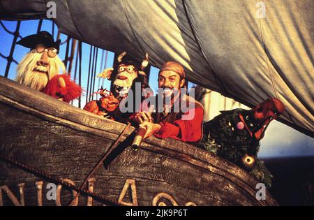 Mad Monty, Polly & Tim Curry Film: Muppet Treasure Island (1996) Charaktere: , & Long John Silver Regie: Brian Henson 16 February 1996 **WARNUNG** Dieses Foto ist nur für redaktionelle Zwecke bestimmt und unterliegt dem Copyright von WALT DISNEY und/oder dem von der Film- oder Produktionsfirma beauftragten Fotografen.Es kann nur von Publikationen im Zusammenhang mit der Bewerbung des oben genannten Films reproduziert werden. Eine obligatorische Gutschrift an WALT DISNEY ist erforderlich. Der Fotograf sollte auch bei Bekanntwerden des Fotos gutgeschrieben werden. Ohne schriftliche Genehmigung der Film Company kann keine kommerzielle Nutzung gewährt werden. Stockfoto