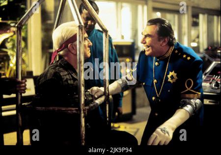 Leslie Nielson & Andy Griffith Film: Spy Hard (1996) Charaktere: & General Rancor Regie: Rick Friedberg 24 May 1996 **WARNUNG** Dieses Foto ist nur für den redaktionellen Gebrauch bestimmt und unterliegt dem Copyright von BUENA VISTA und/oder dem Fotografen, der von der Film- oder Produktionsfirma beauftragt wurde und darf nur von Publikationen im Zusammenhang mit der Bewerbung des oben genannten Films reproduziert werden. Eine obligatorische Gutschrift an BUENA VISTA ist erforderlich. Der Fotograf sollte auch bei Bekanntwerden des Fotos gutgeschrieben werden. Ohne schriftliche Genehmigung der Film Company kann keine kommerzielle Nutzung gewährt werden. Stockfoto