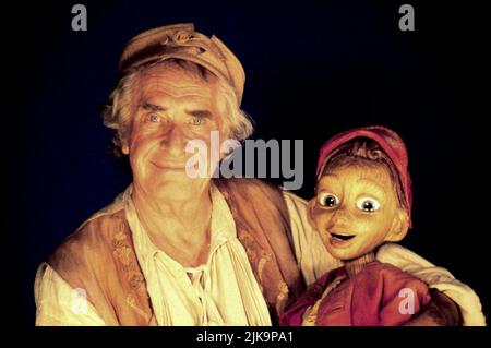 Martin Landau & Pinocchio Film: Die Abenteuer von Pinocchio (USA/UK/FR/DE/CZ 1996) Charaktere: Geppetto & Pinocchio Regie: Steve Barron 26 July 1996 **WARNUNG** Dieses Foto ist nur für redaktionelle Verwendung bestimmt und unterliegt dem Copyright des NEW LINE CINEMA und/oder des Fotografen, der von der Film- oder Produktionsfirma beauftragt wurde und darf nur von Publikationen im Zusammenhang mit der Bewerbung des oben genannten Films reproduziert werden. Eine obligatorische Gutschrift für DAS NEUE LINE CINEMA ist erforderlich. Der Fotograf sollte auch bei Bekanntwerden des Fotos gutgeschrieben werden. Ohne schriftliche Genehmigung der Film Company kann keine kommerzielle Nutzung gewährt werden. Stockfoto