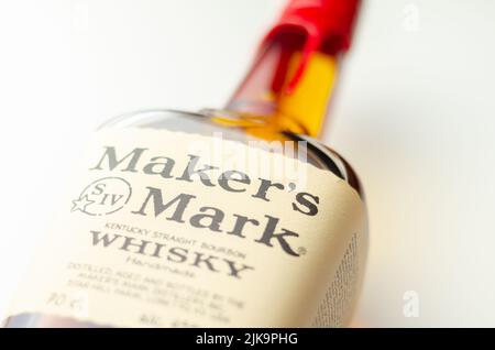 LONDON, VEREINIGTES KÖNIGREICH - 24. JULI 2022 das Original Maker's Mark in einer charakteristischen quadratischen Flasche, die mit rotem Wachs, einem berühmten amerikanischen Whisky, versiegelt ist Stockfoto