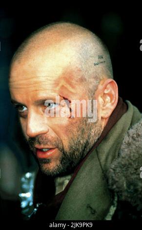 Bruce Willis Film: Twelve Monkeys; 12 Monkeys (USA 1995) Charaktere: James Cole Regie: Terry Gilliam 27. Dezember 1995 **WARNUNG** Dieses Foto ist nur für den redaktionellen Gebrauch bestimmt und unterliegt dem Copyright von UNIVERSAL und/oder dem Fotografen, der von der Film- oder Produktionsfirma beauftragt wurde und darf nur von Publikationen im Zusammenhang mit der Bewerbung des oben genannten Films reproduziert werden. Eine obligatorische Gutschrift an UNIVERSAL ist erforderlich. Der Fotograf sollte auch bei Bekanntwerden des Fotos gutgeschrieben werden. Ohne schriftliche Genehmigung der Film Company kann keine kommerzielle Nutzung gewährt werden. Stockfoto