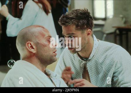 Bruce Willis & Brad Pitt Film Twelve Monkeys; 12 Monkeys (1995) Charaktere: James Cole & Jeffrey Goines Regie: Terry Gilliam 27. Dezember 1995 **WARNUNG** dieses Foto ist nur für redaktionelle Zwecke bestimmt und unterliegt dem Urheberrecht von UNIVERSAL und/oder dem Fotografen, der von der Film or Production Company zugewiesen wurde. Eine obligatorische Gutschrift für UNIVERSAL ist erforderlich. Der Fotograf sollte ebenfalls angerechnet werden, wenn er bekannt ist. Ohne schriftliche Genehmigung der Film Company kann keine kommerzielle Nutzung gewährt werden. Stockfoto